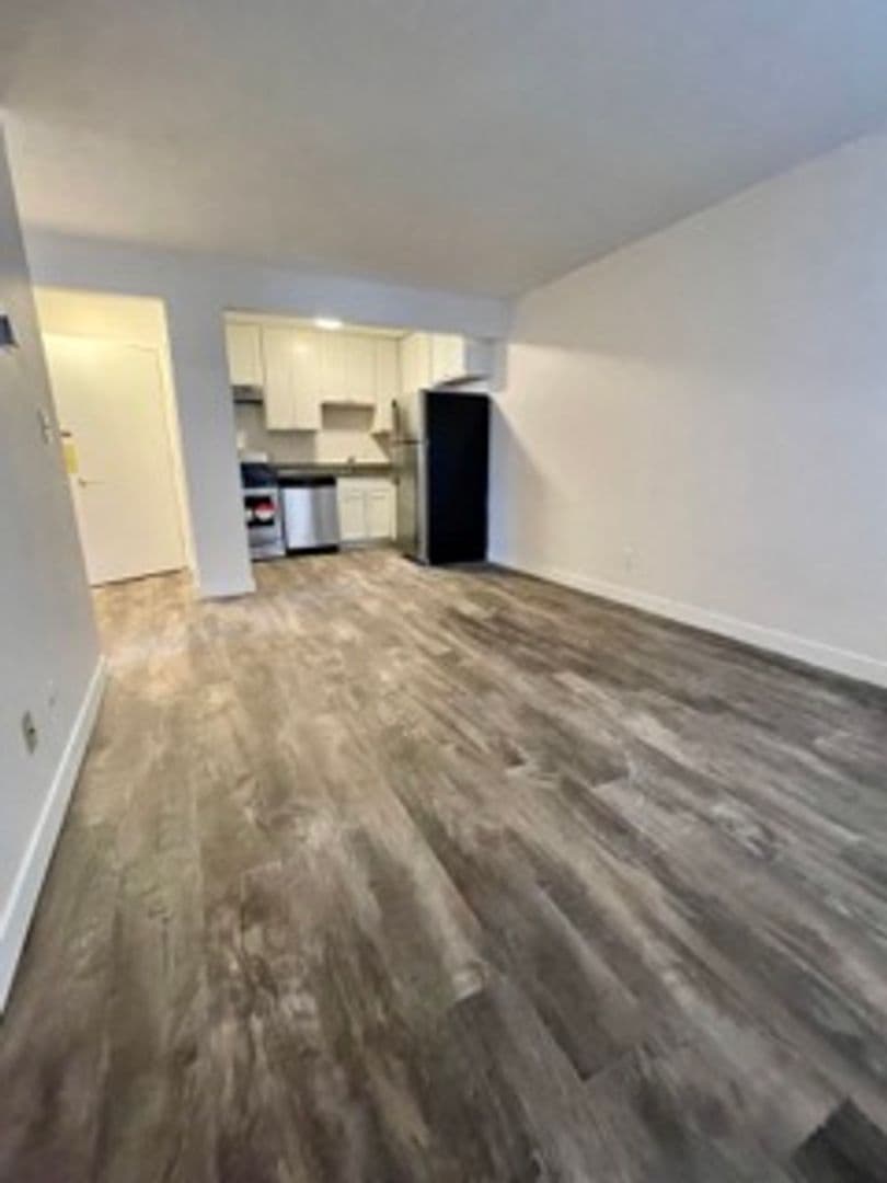 Milwaukee Apartment: 2555 N Farwell Ave