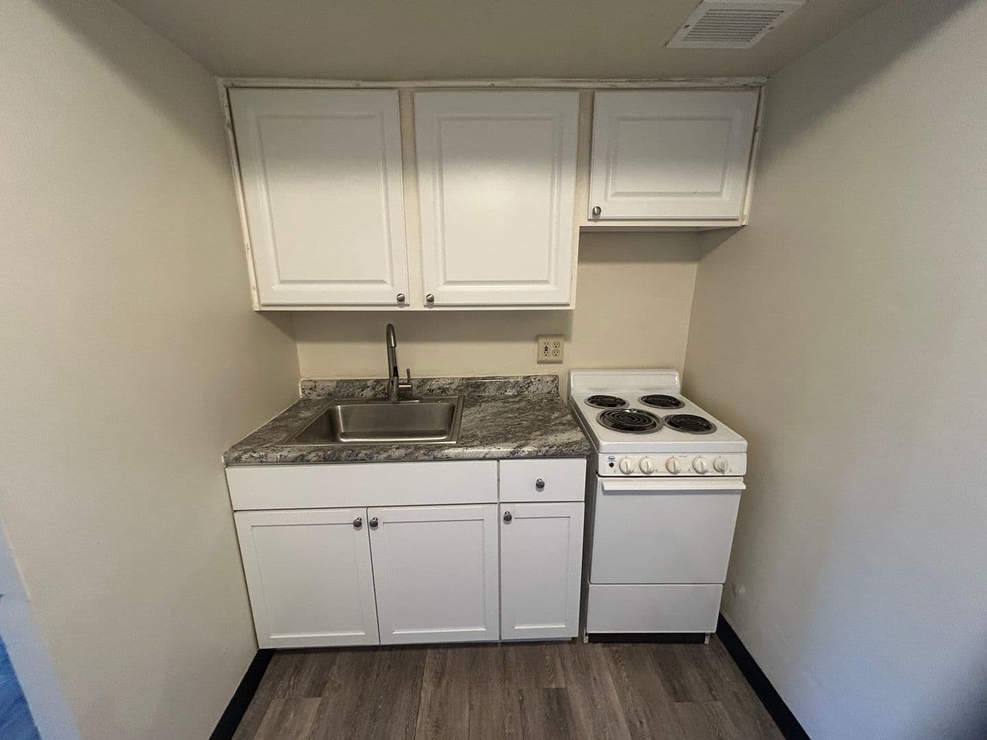 Milwaukee Apartment: 1029 E Knapp St