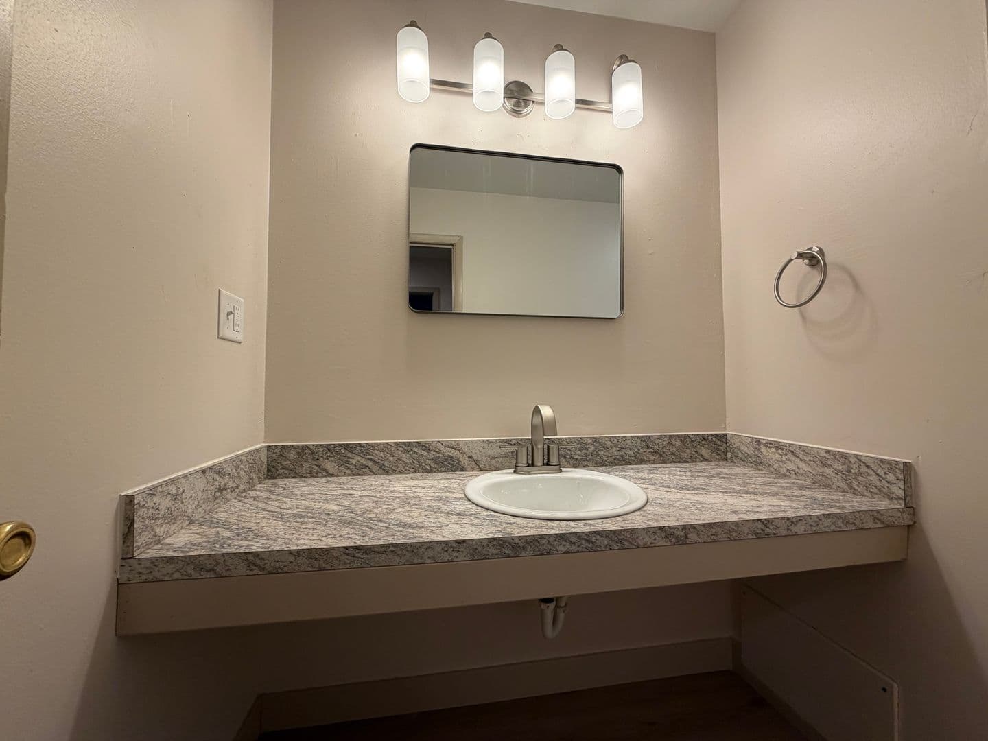Green Bay Apartment: 1686 Shawano Ave