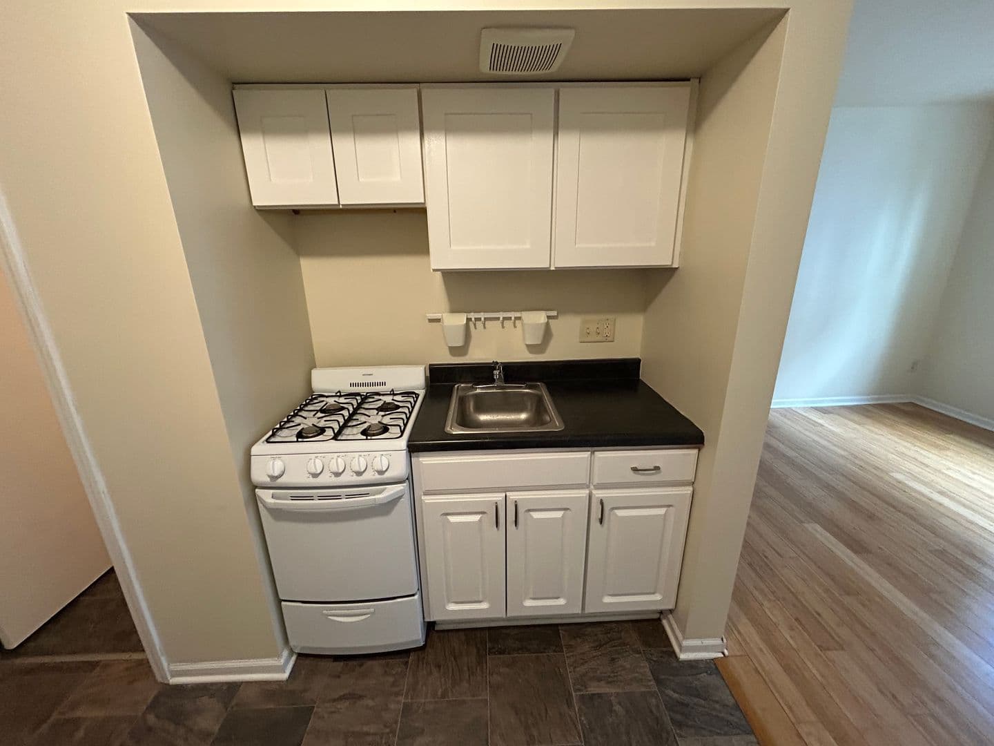 Milwaukee Apartment: 1819 N. Cambridge Ave.