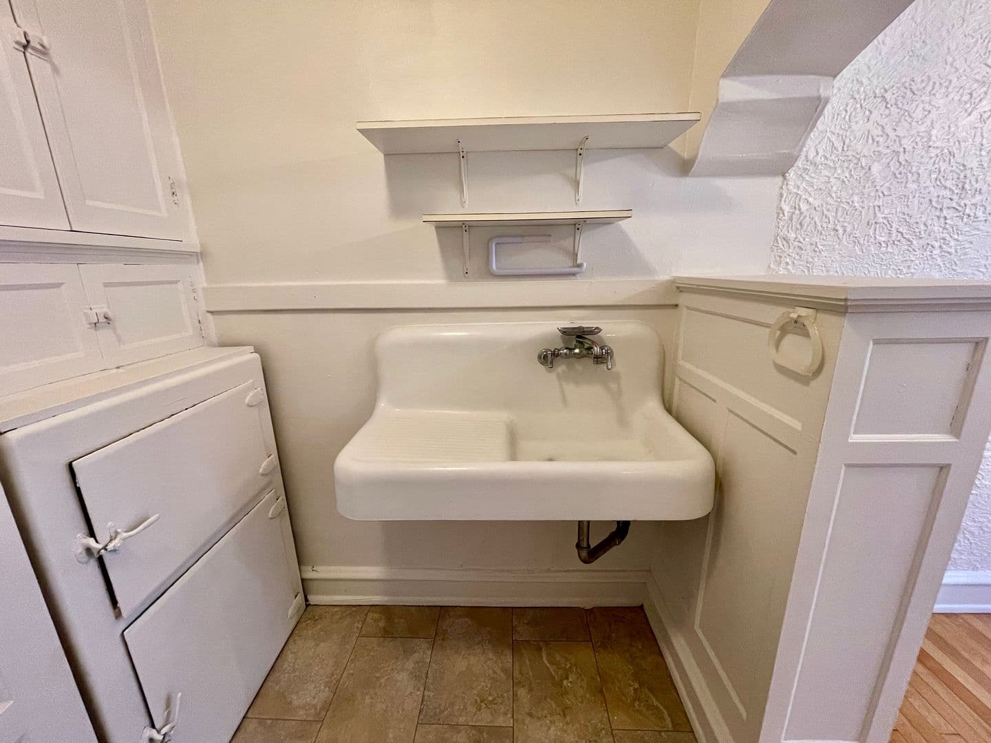 Milwaukee Apartment: 2027 N Prospect