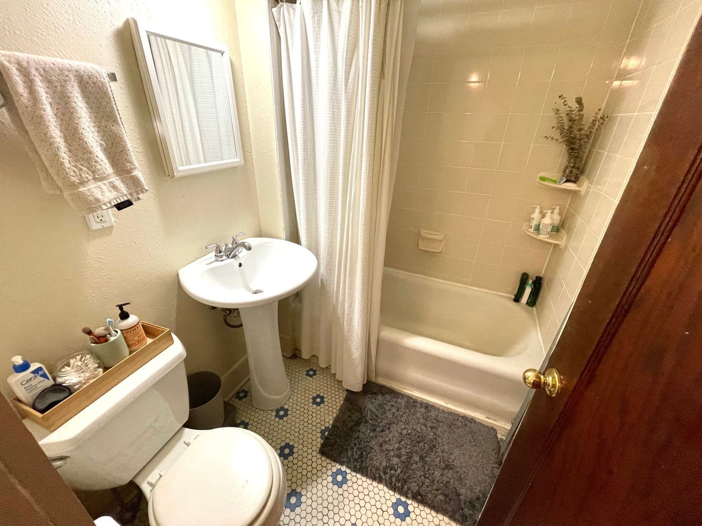Shorewood Apartment: 3825 N Oakland Ave