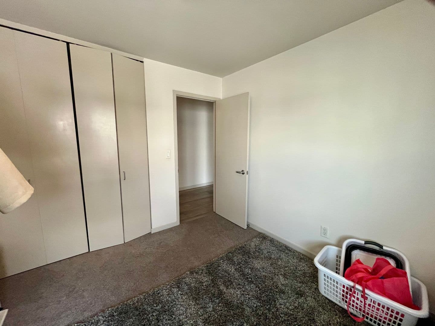 Milwaukee Apartment: 2867 S. Kinnickinnic Ave.