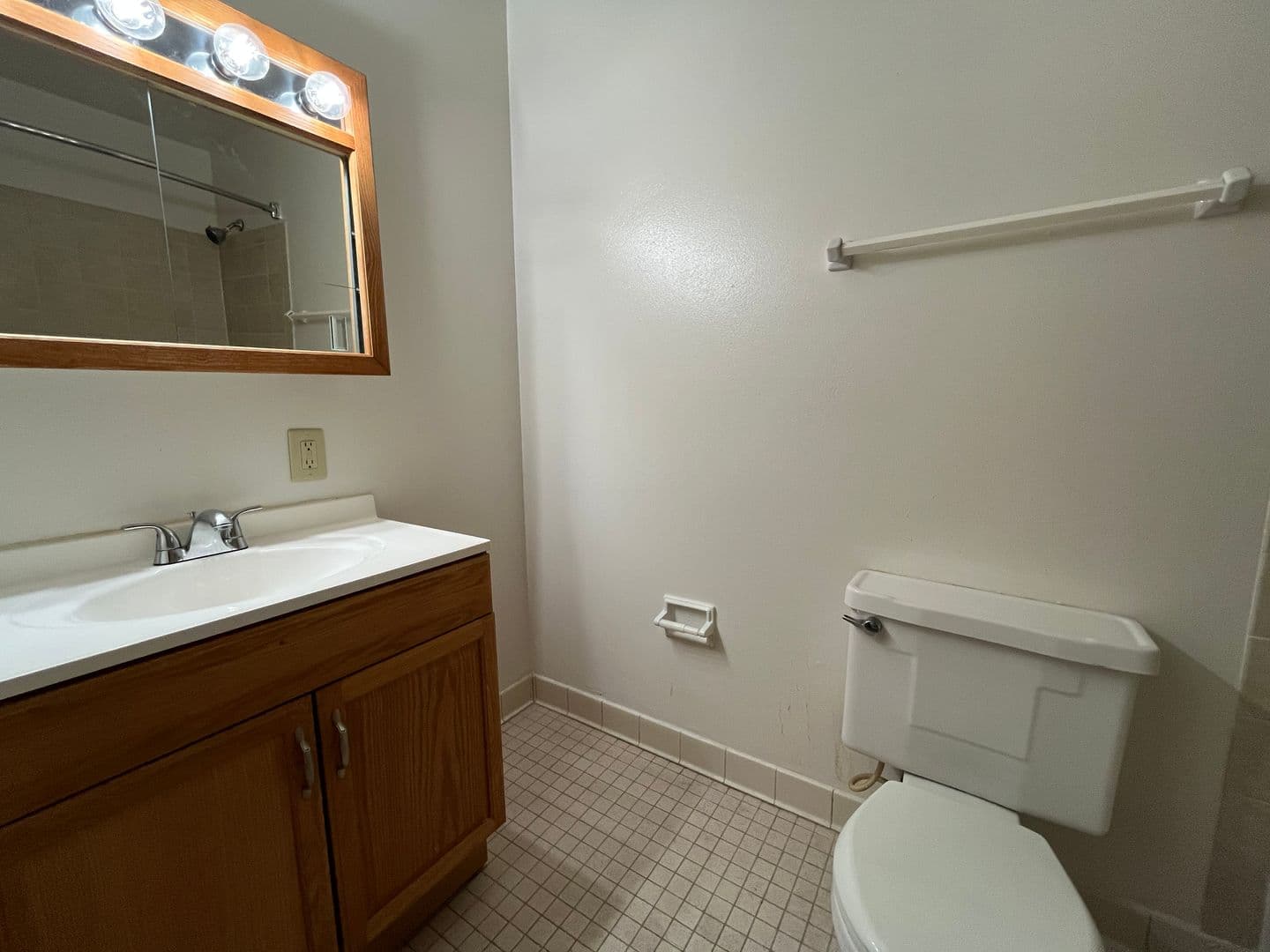 West Allis Apartment: 2821 S 106th St