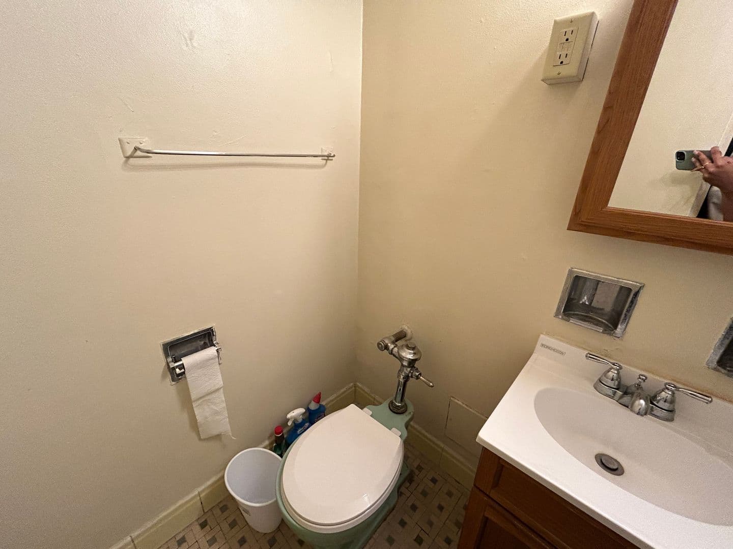 Milwaukee Apartment: 1029 E Knapp St