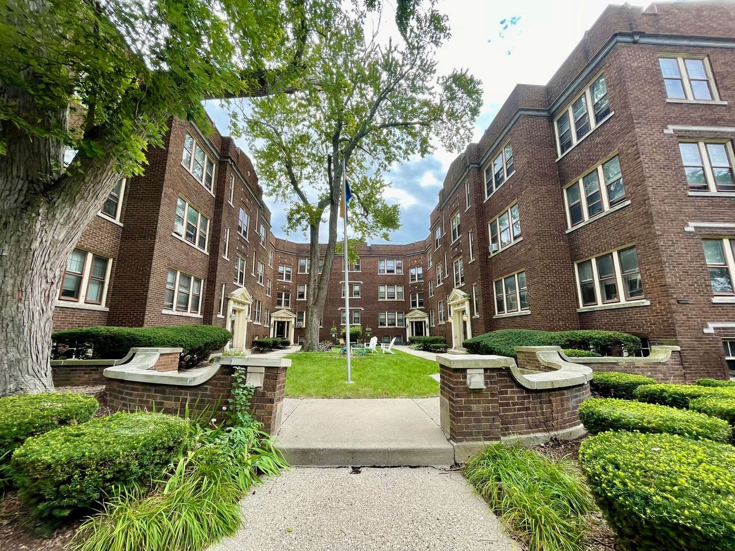Milwaukee Apartment: 2518 N Lake Dr.