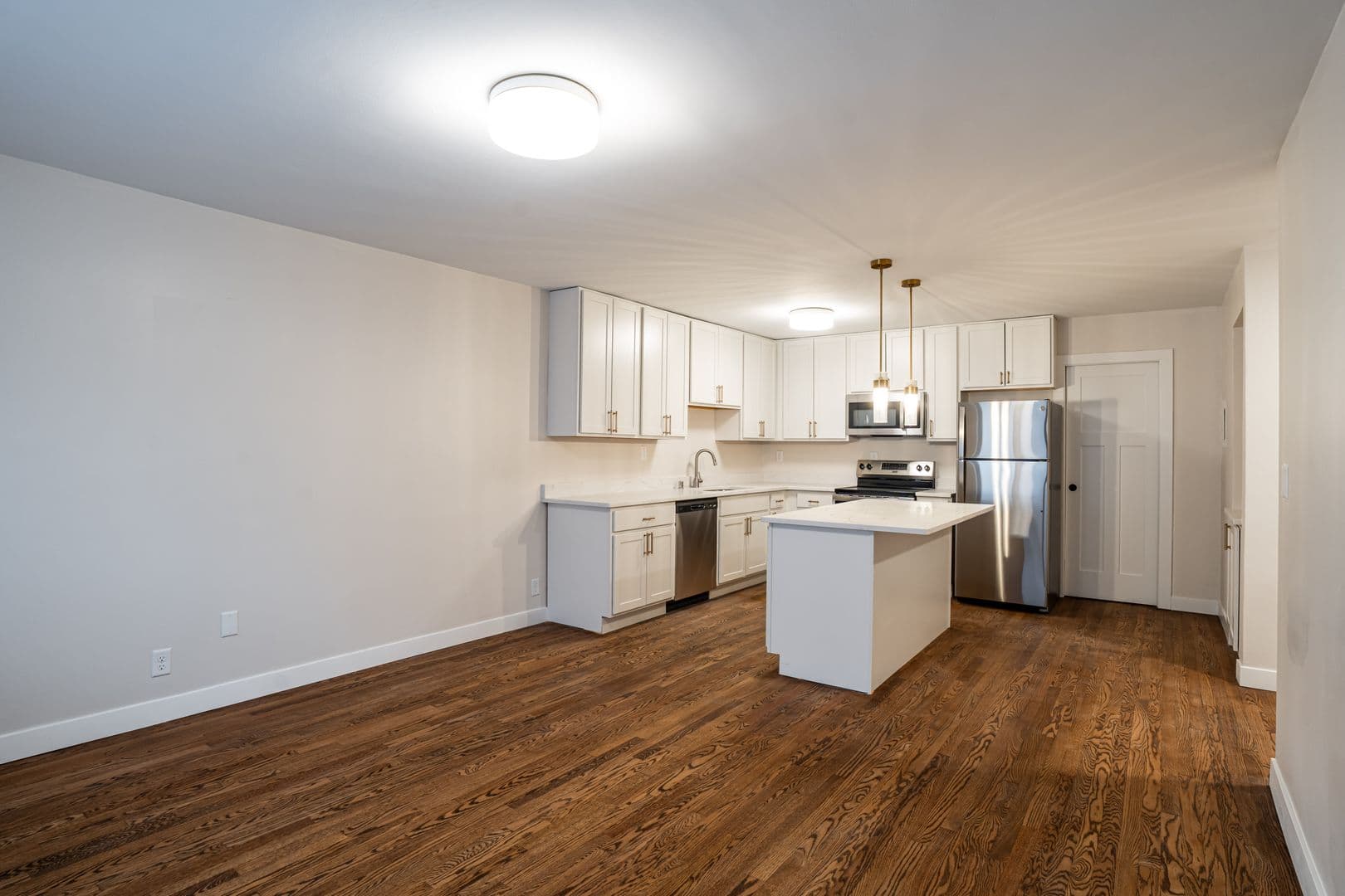 Milwaukee Apartment: 2600 E Kenwood Blvd