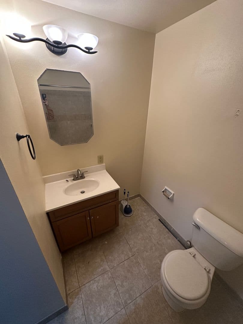 West Allis Apartment: 10628  W Dakota St.