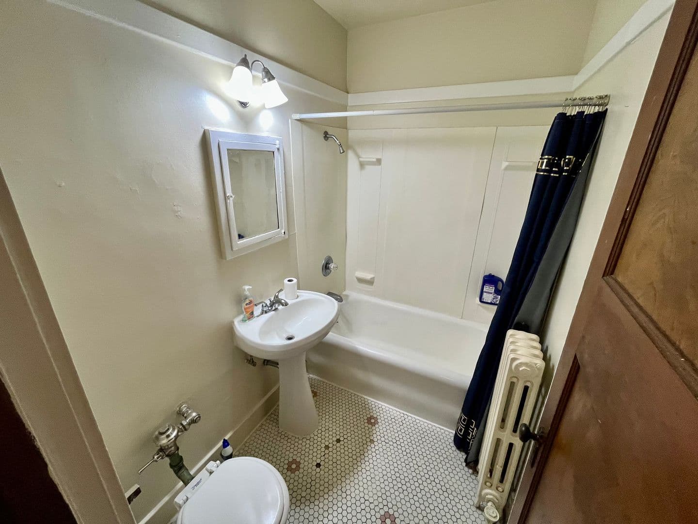 Shorewood Apartment: 4422 N Oakland Ave