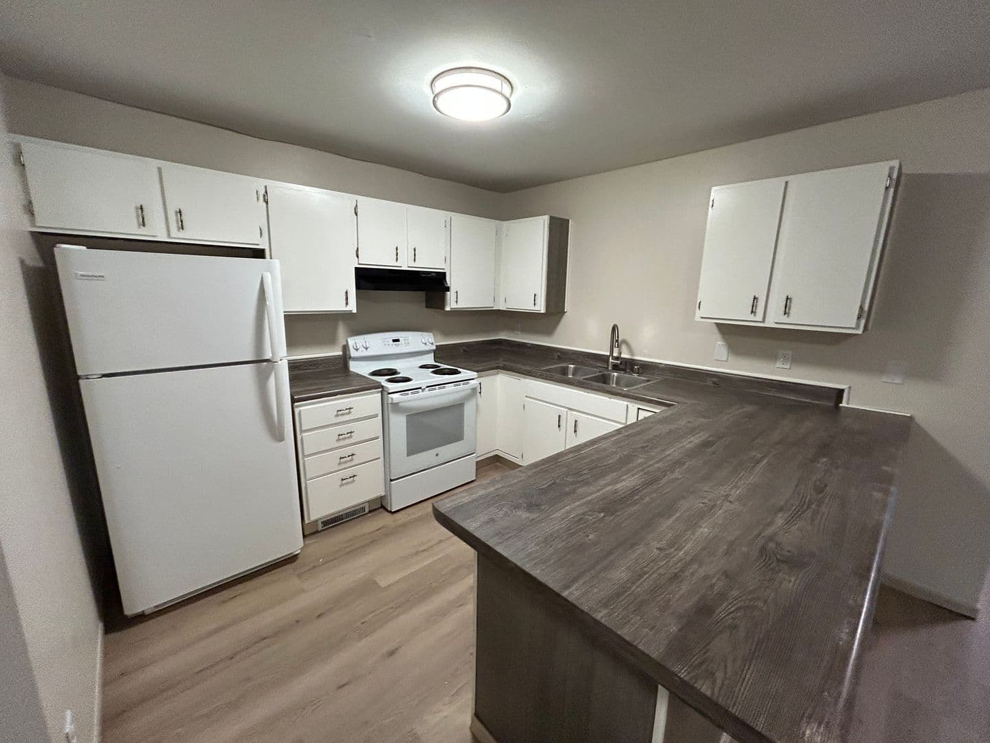 Appleton Apartment: 40 Bluemound Ct