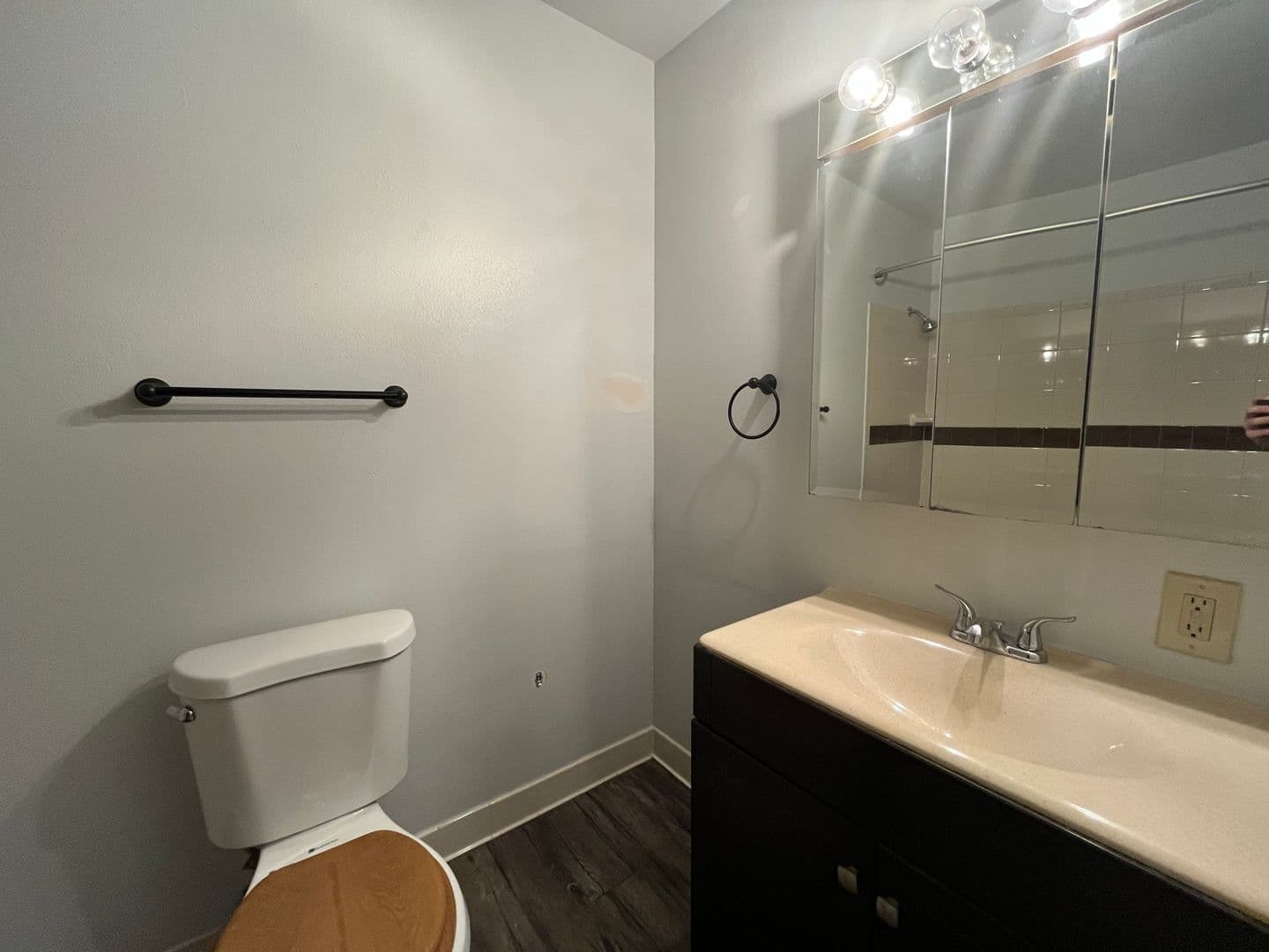 West Allis Apartment: 2821 S 106th St
