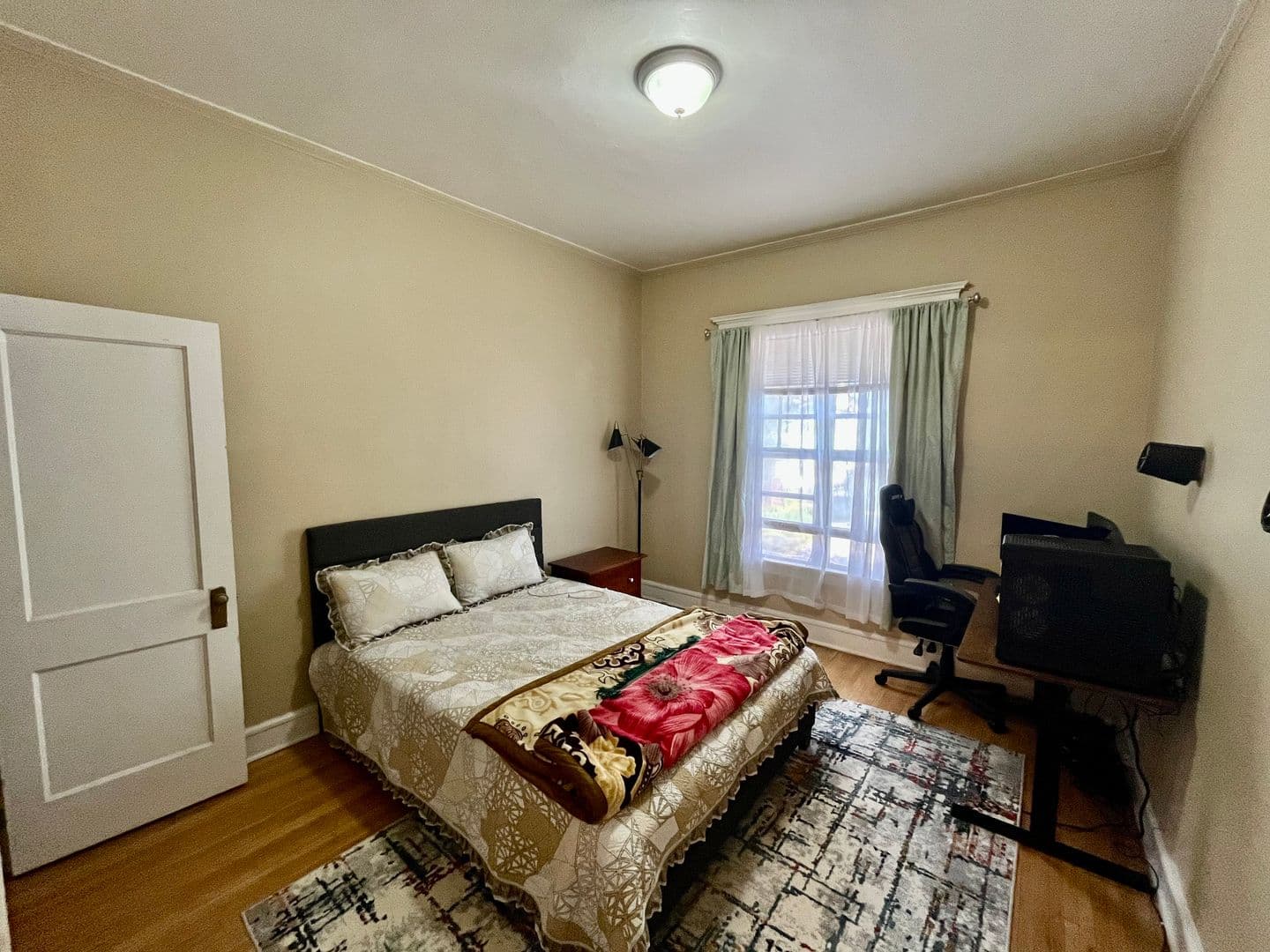Milwaukee Apartment: 2320 E Belleview Pl.