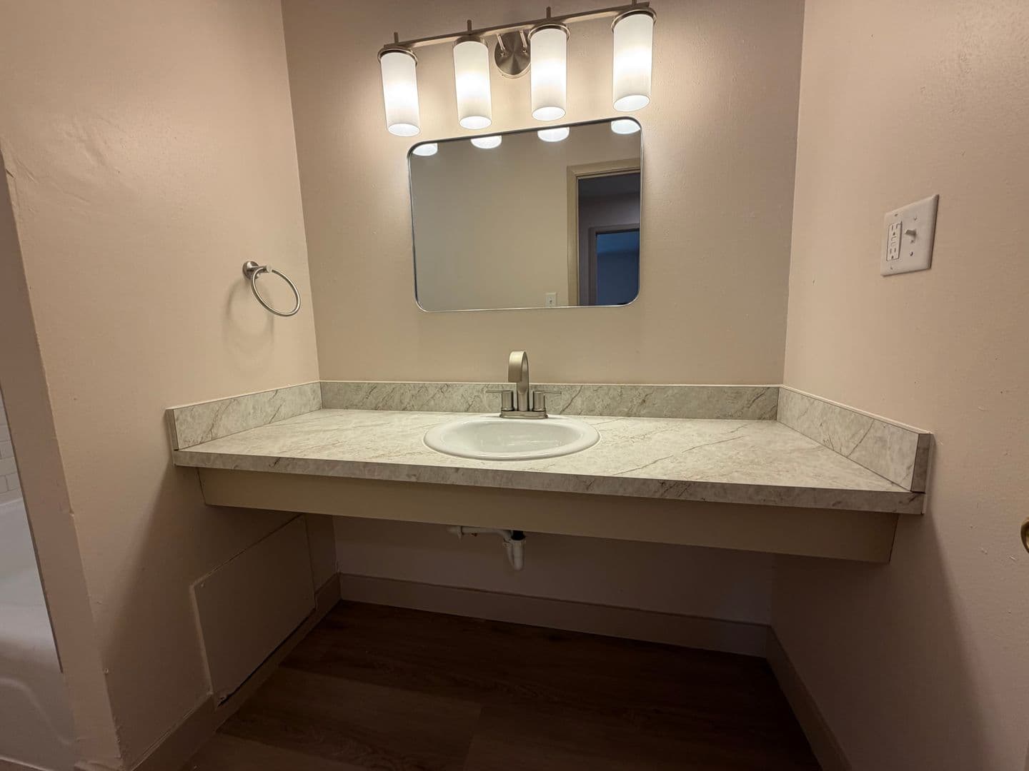 Green Bay Apartment: 1686 Shawano Ave