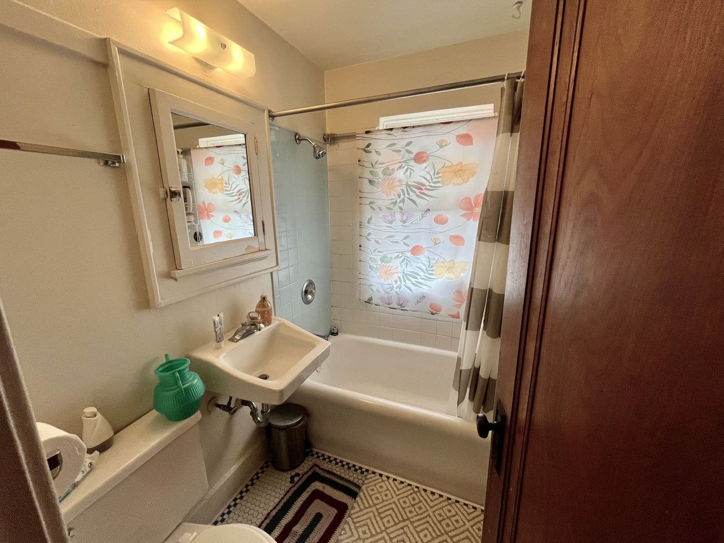 Shorewood Apartment: 4455 N Oakland Ave