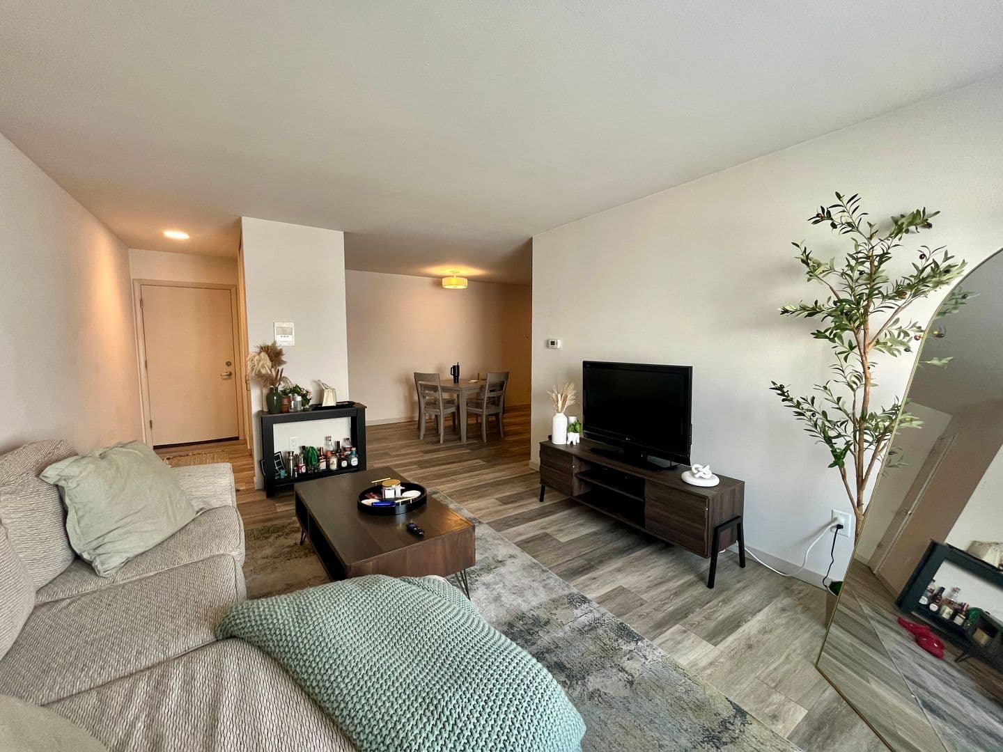 Milwaukee Apartment: 2867 S. Kinnickinnic Ave.