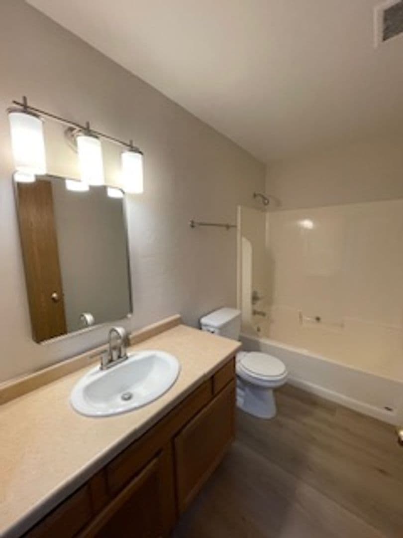 Green Bay Apartment: 125 S Platten St