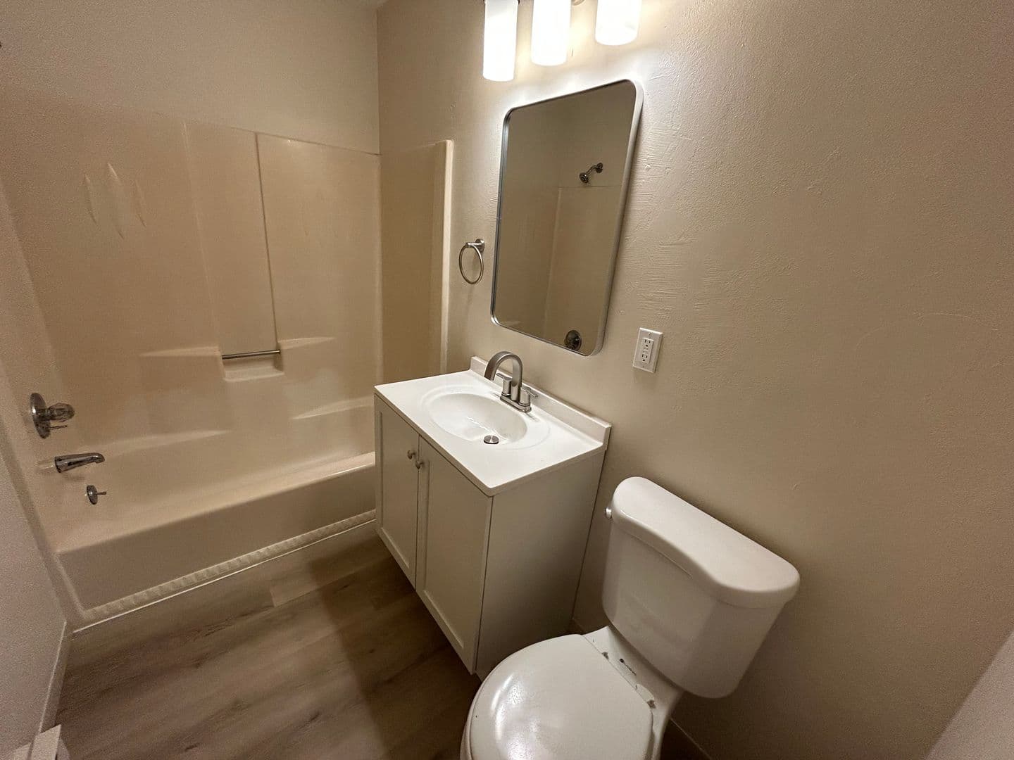 Appleton Apartment: 35 Bluemound Ct