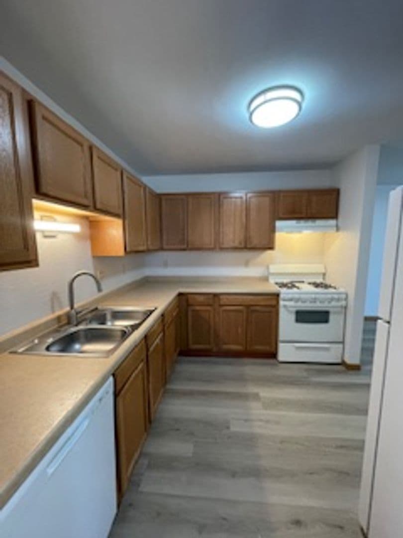 Green Bay Apartment: 125 S Platten St