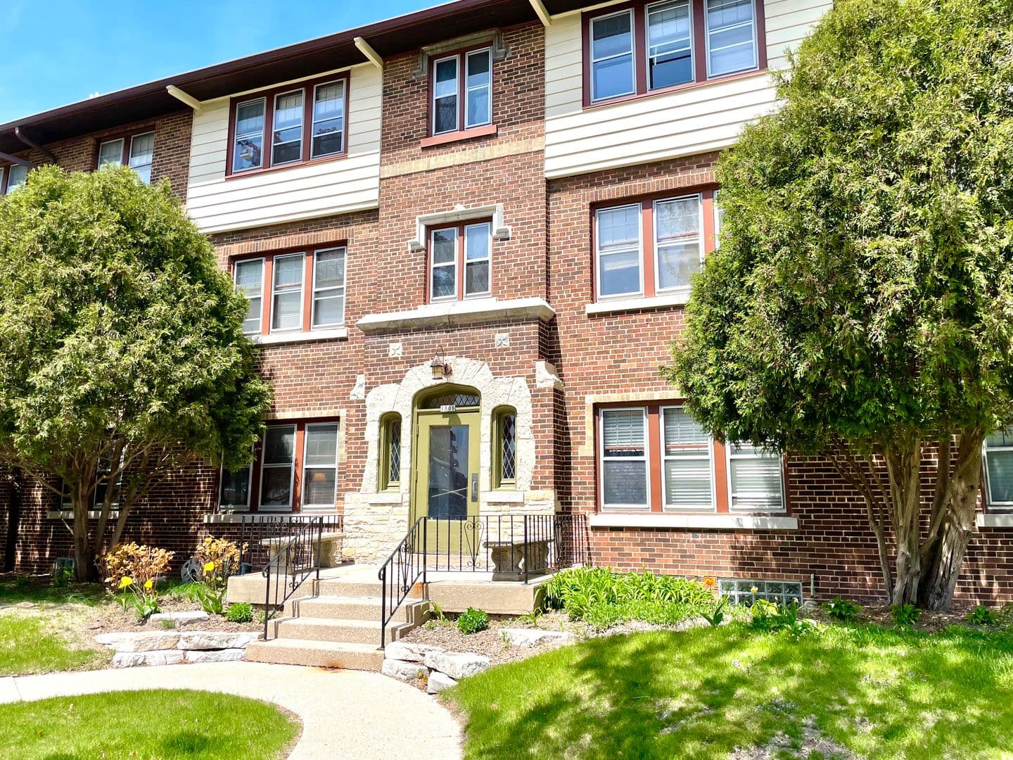 Shorewood Apartment: 1800-1808 E Olive St