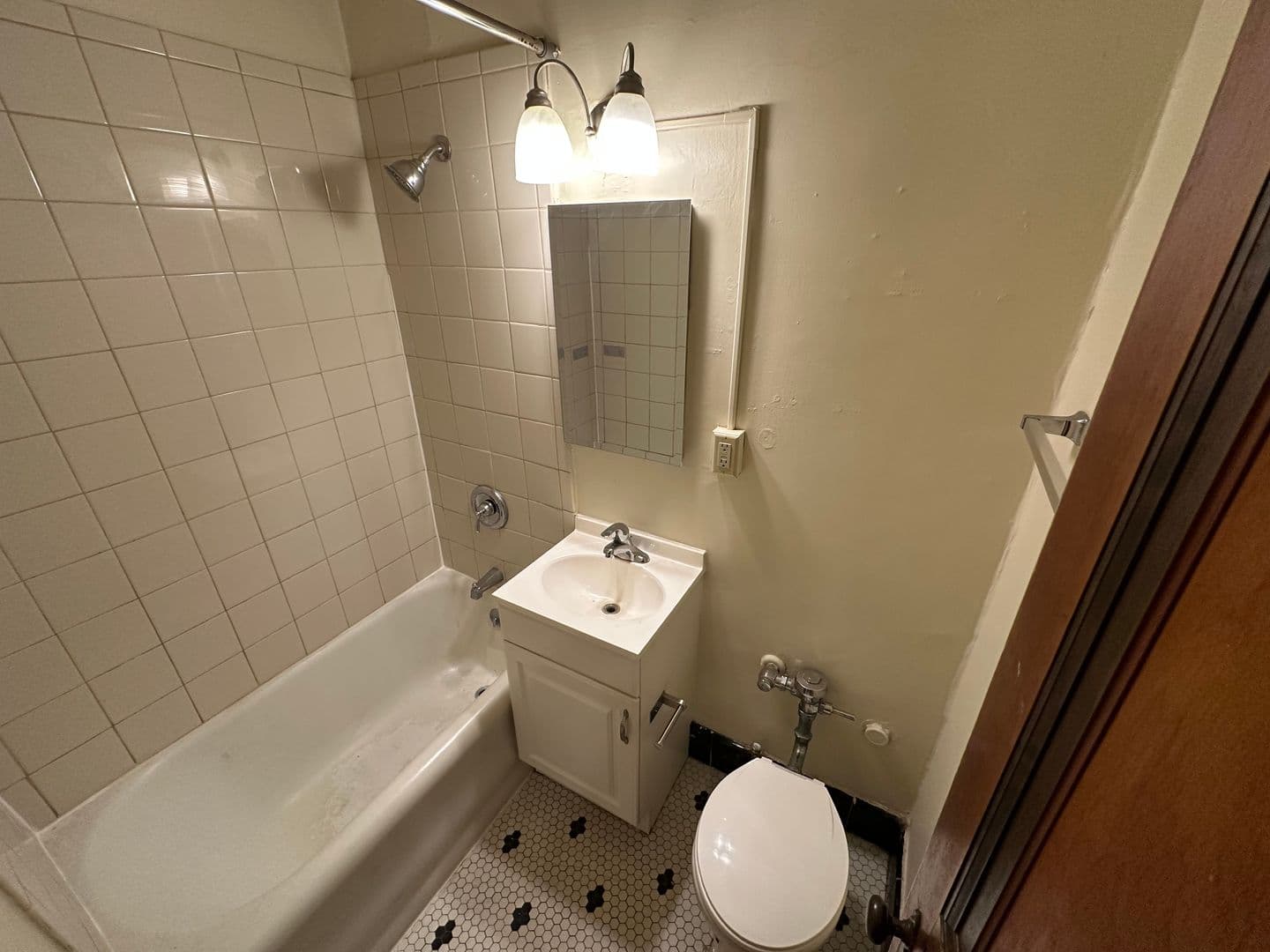 Shorewood Apartment: 4480 N Oakland Ave
