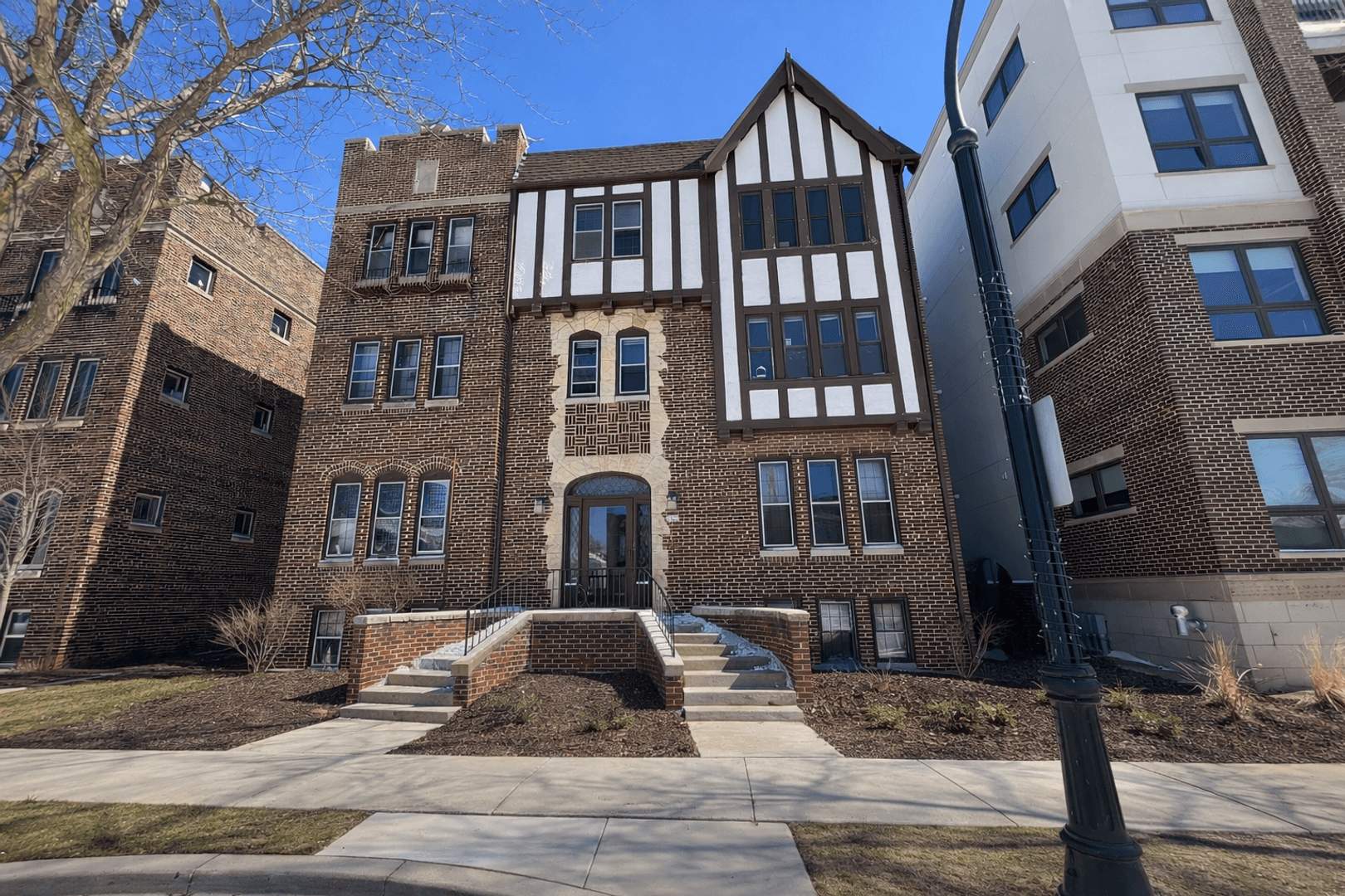 Shorewood Apartment: 4422 N Oakland Ave