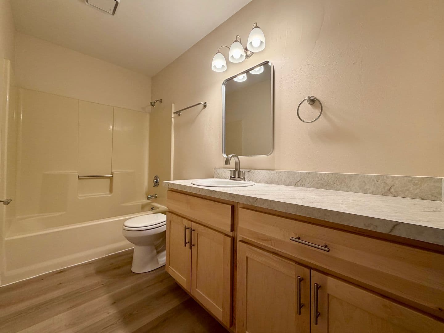 Appleton Apartment: 40 Bluemound Ct