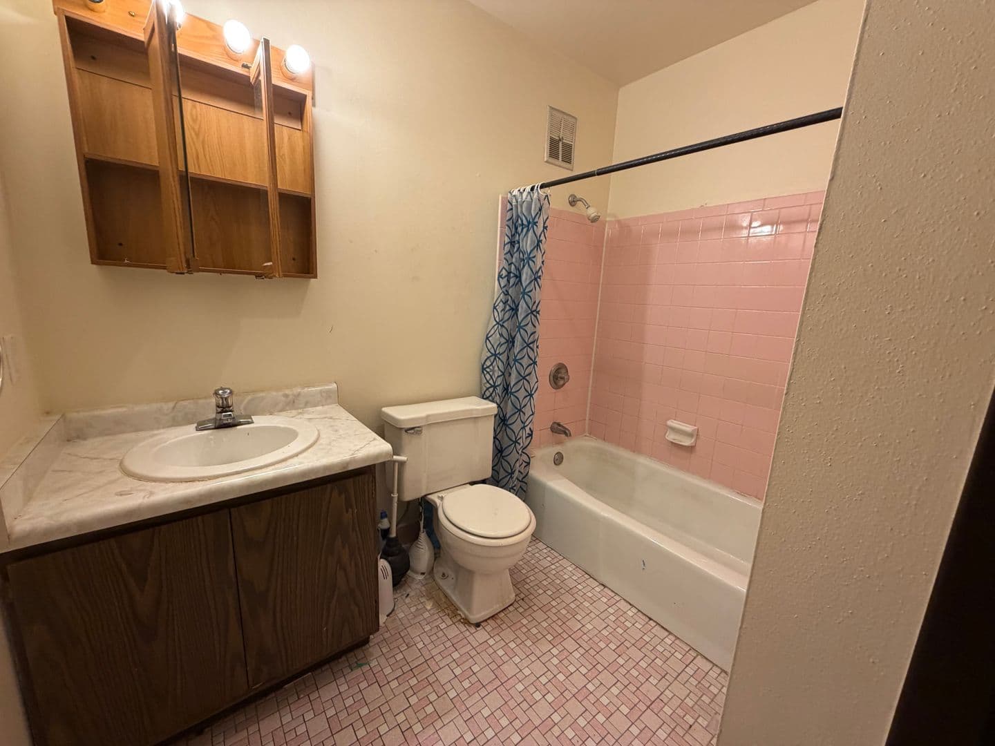Green Bay Apartment: 1674 Shawano Ave