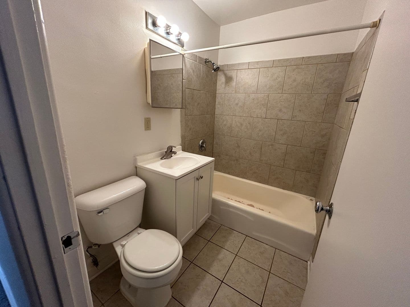 Milwaukee Apartment: 1601 N Farwell Ave
