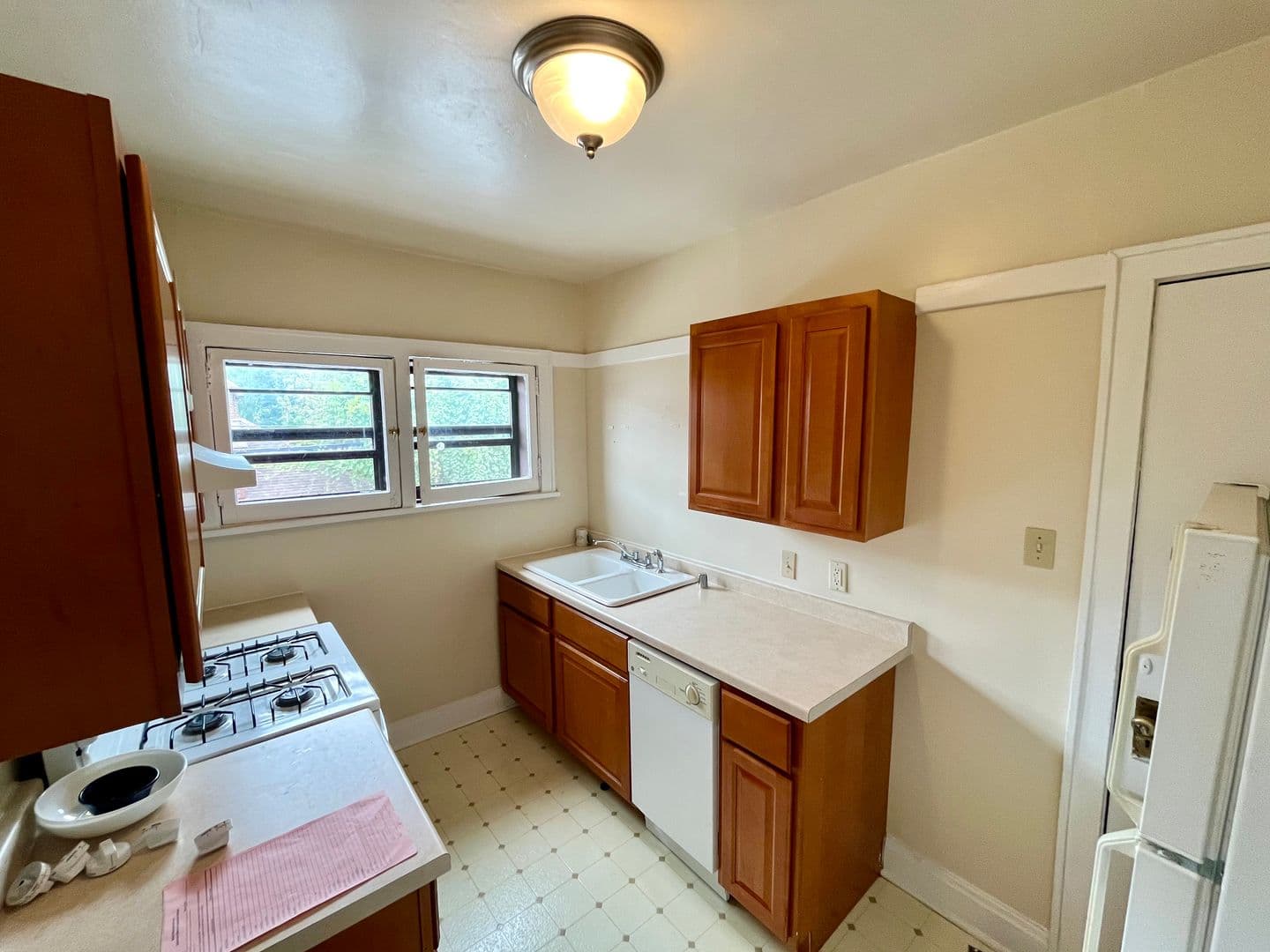 Shorewood Apartment: 4422 N Oakland Ave
