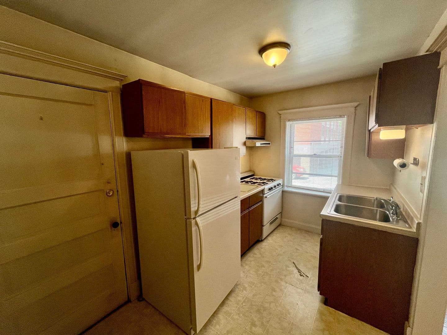 Milwaukee Apartment: 2507-2515 N Stowell