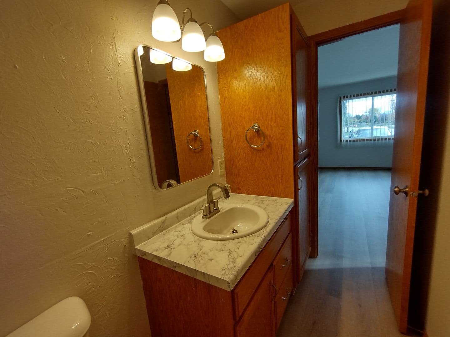 Menasha Apartment: 992 Third Street