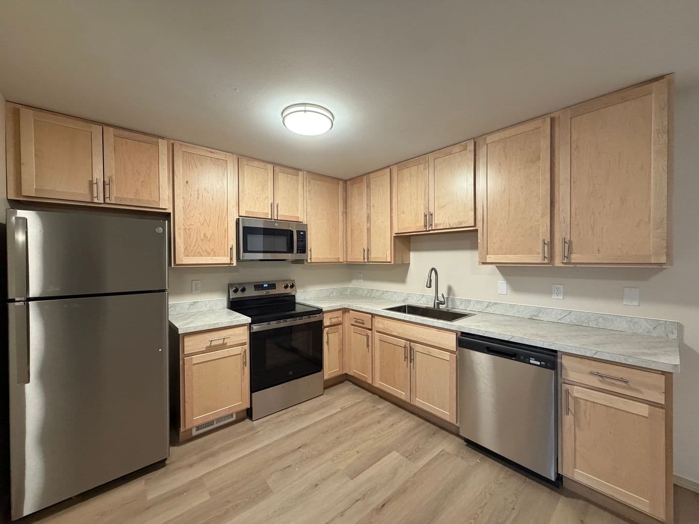 Appleton Apartment: 40 Bluemound Ct