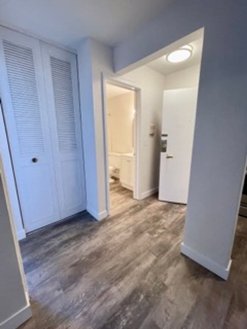 Milwaukee Apartment: 2555 N Farwell Ave