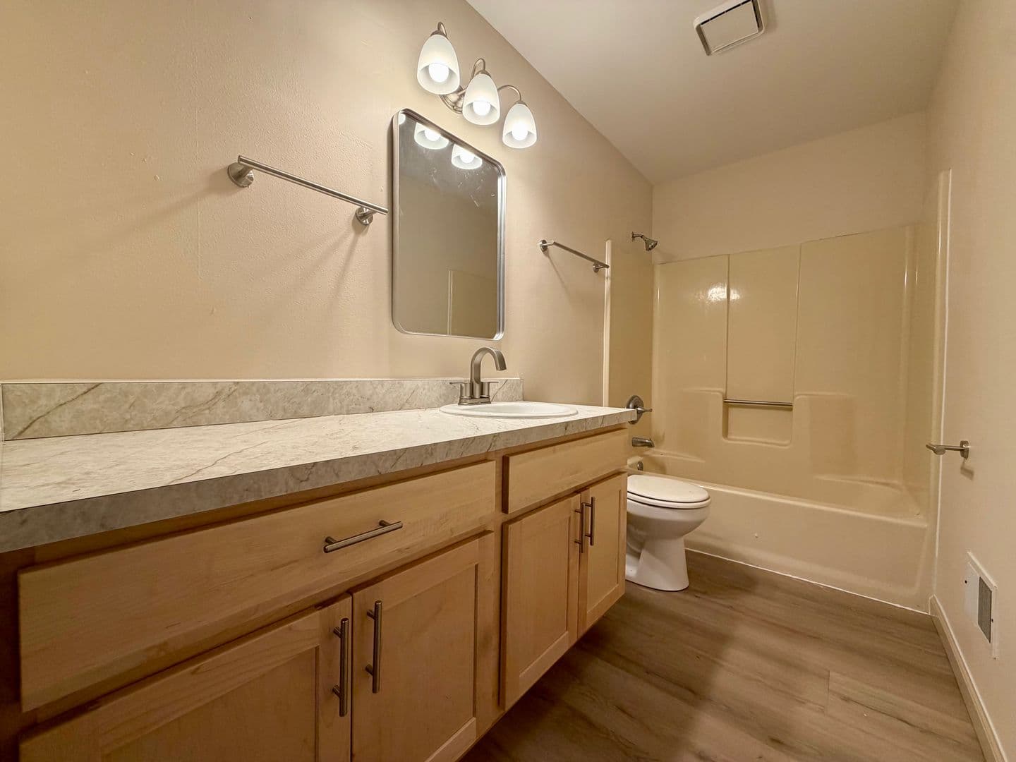 Appleton Apartment: 40 Bluemound Ct