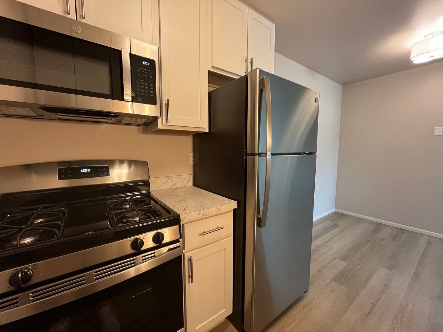 Milwaukee Apartment: 4246 S 60th St