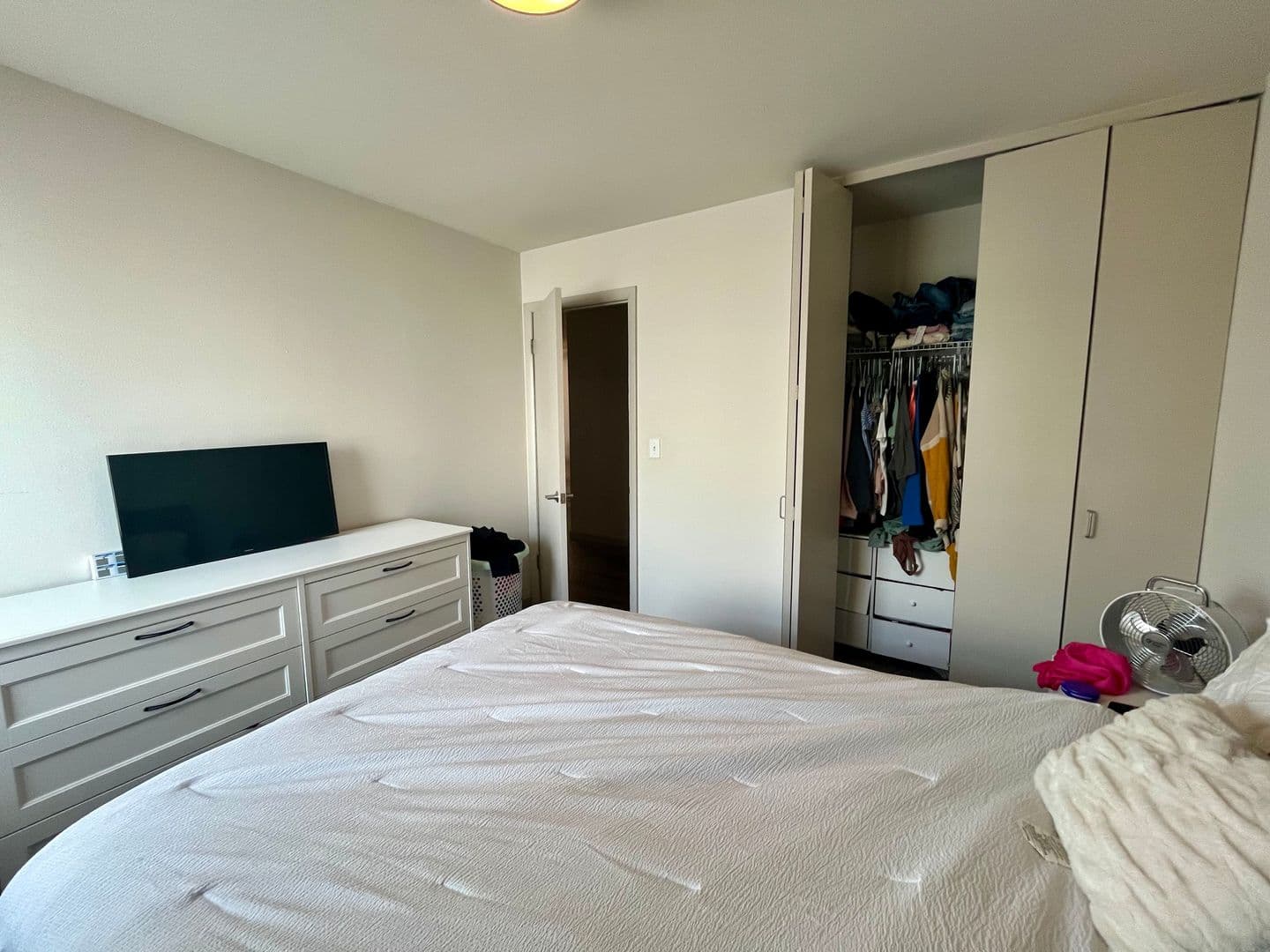 Milwaukee Apartment: 2867 S. Kinnickinnic Ave.