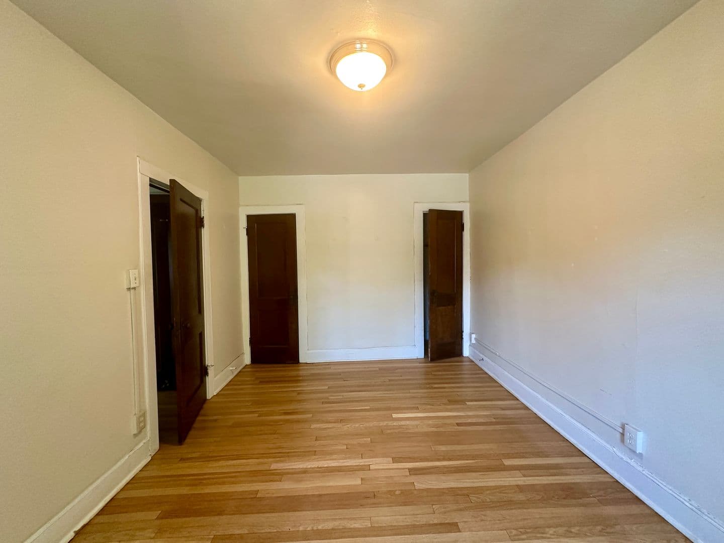 Milwaukee Apartment: 1725 E Park Place