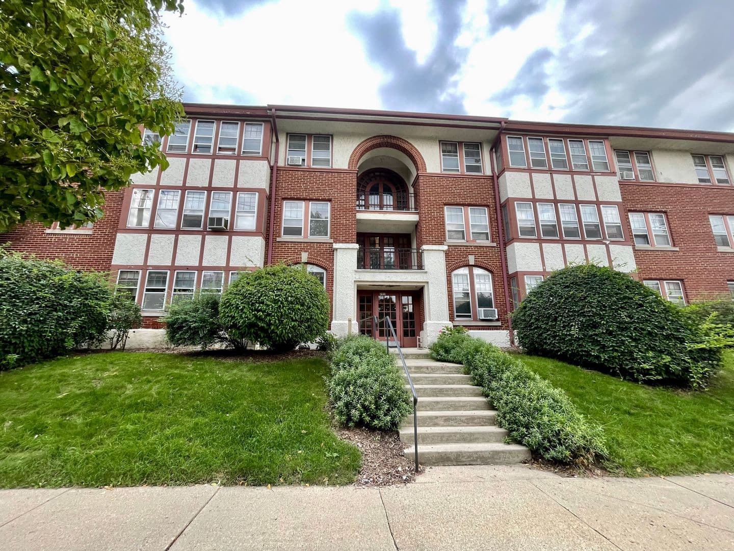 Milwaukee Apartment: 2011 E Park Place
