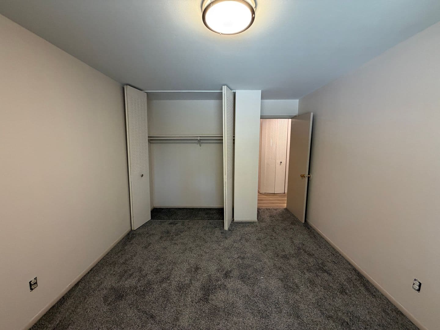 Green Bay Apartment: 1686 Shawano Ave