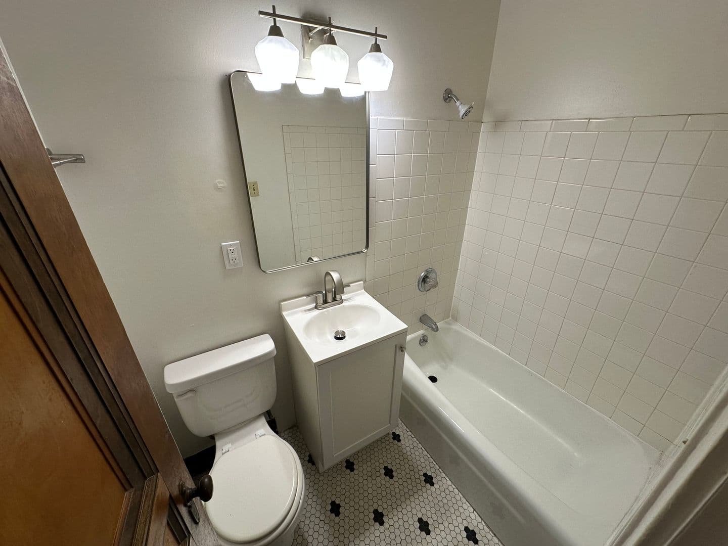 Shorewood Apartment: 4480 N Oakland Ave