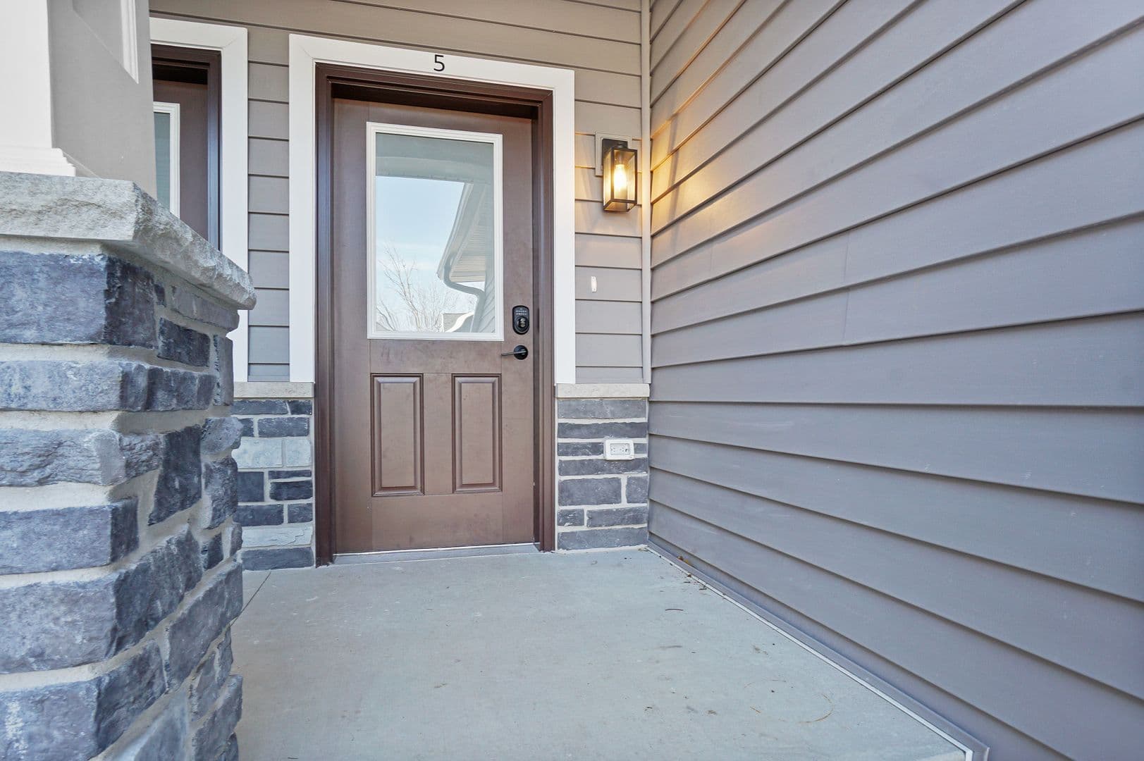 Slinger Apartment: 113 Eiche Dr