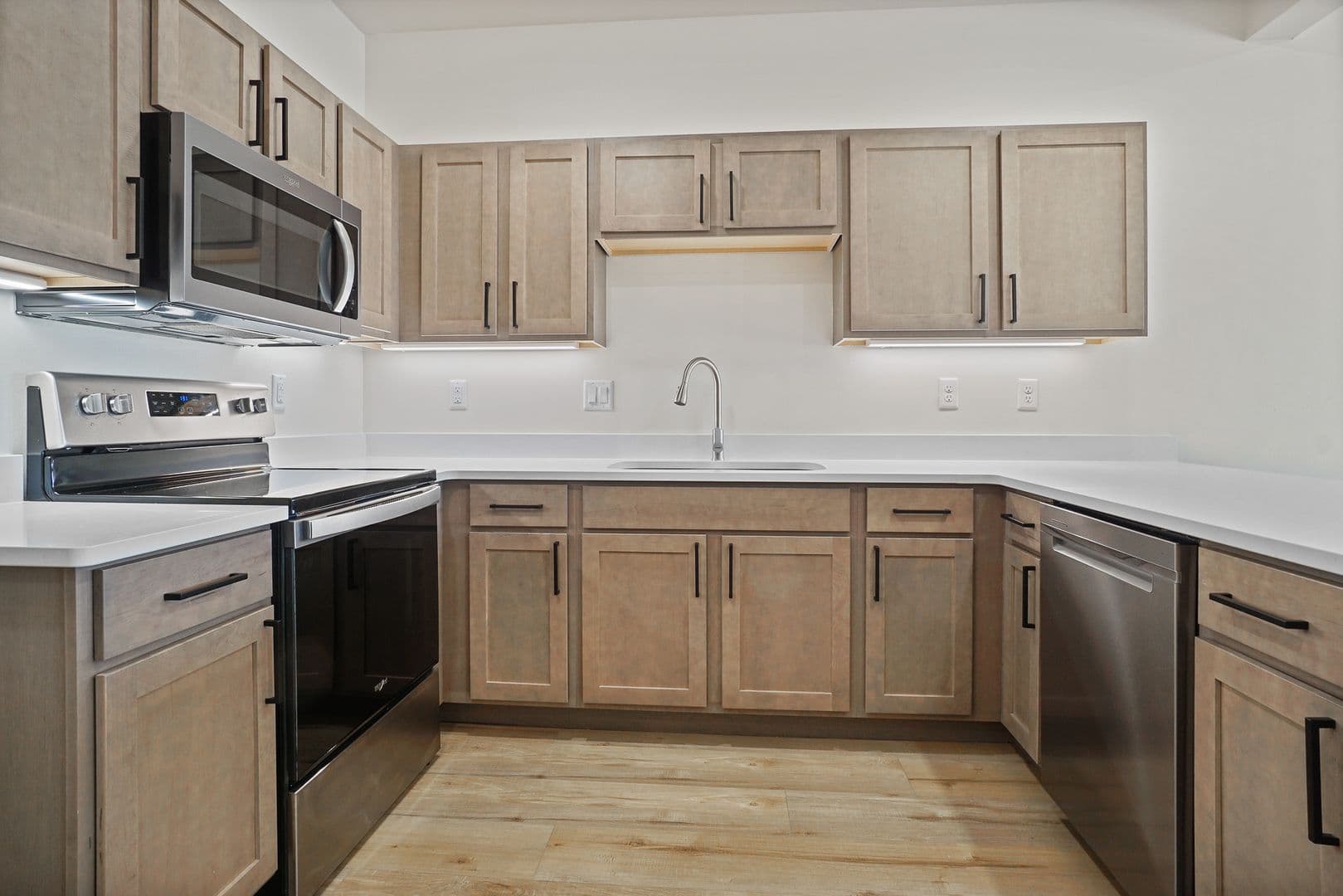 Slinger Apartment: 113 Eiche Dr
