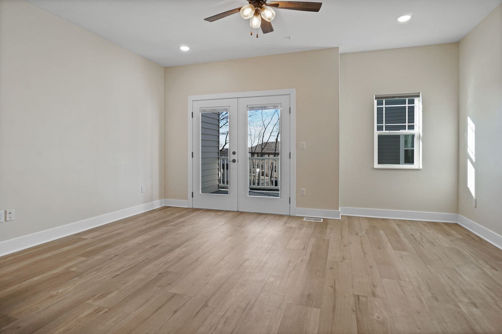 Slinger Apartment: 113 Eiche Dr
