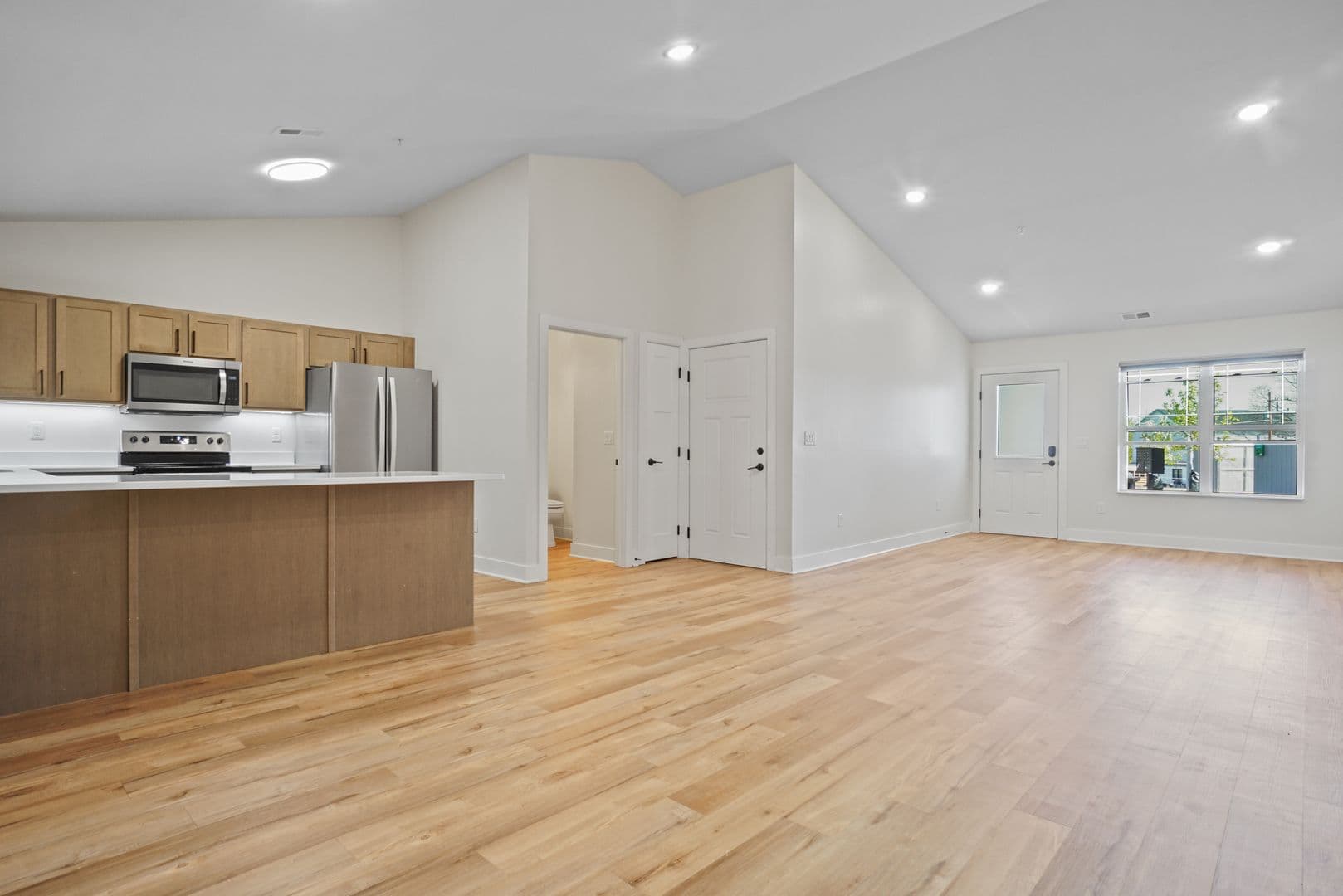 Slinger Apartment: 113 Eiche Dr
