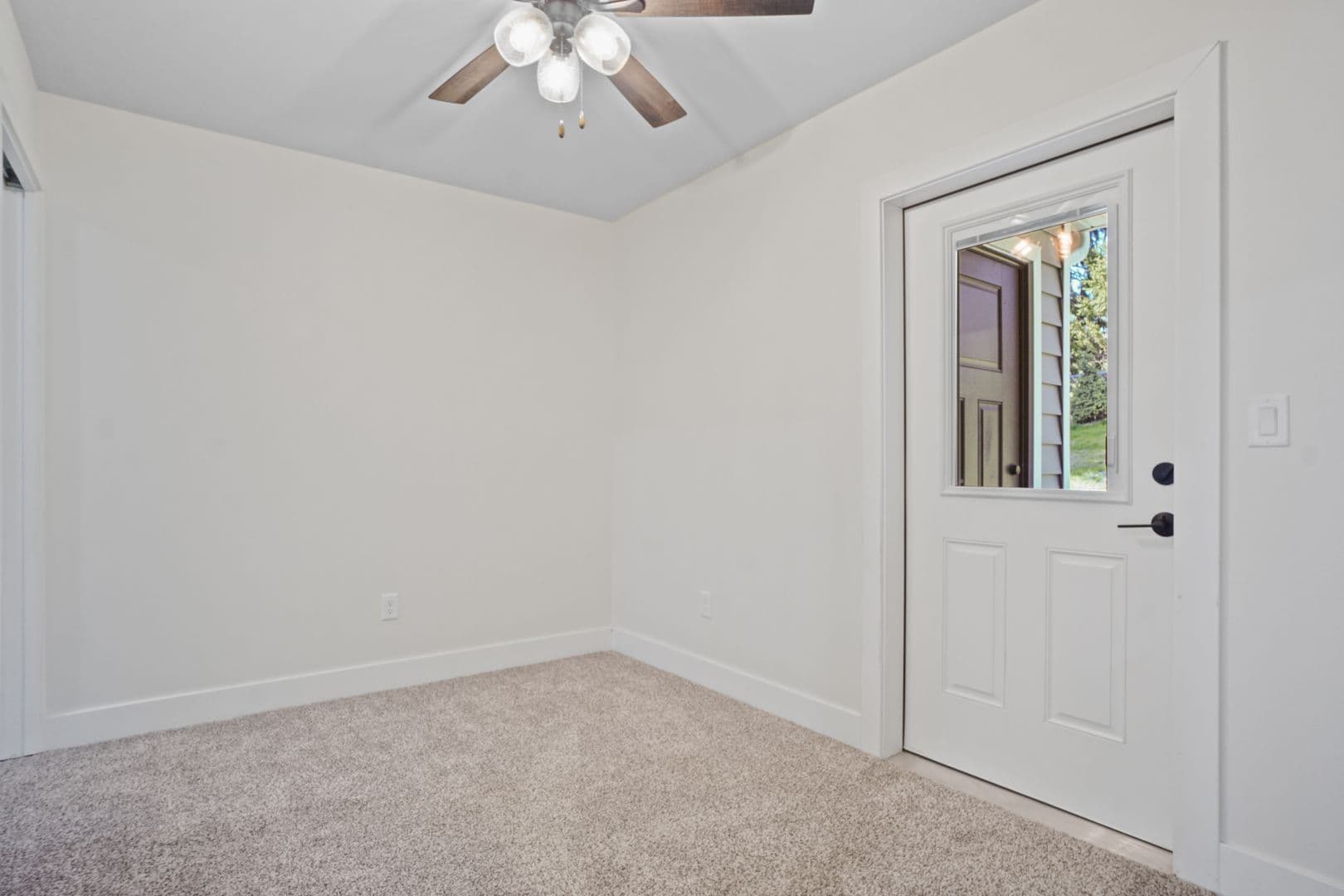 Slinger Apartment: 113 Eiche Dr