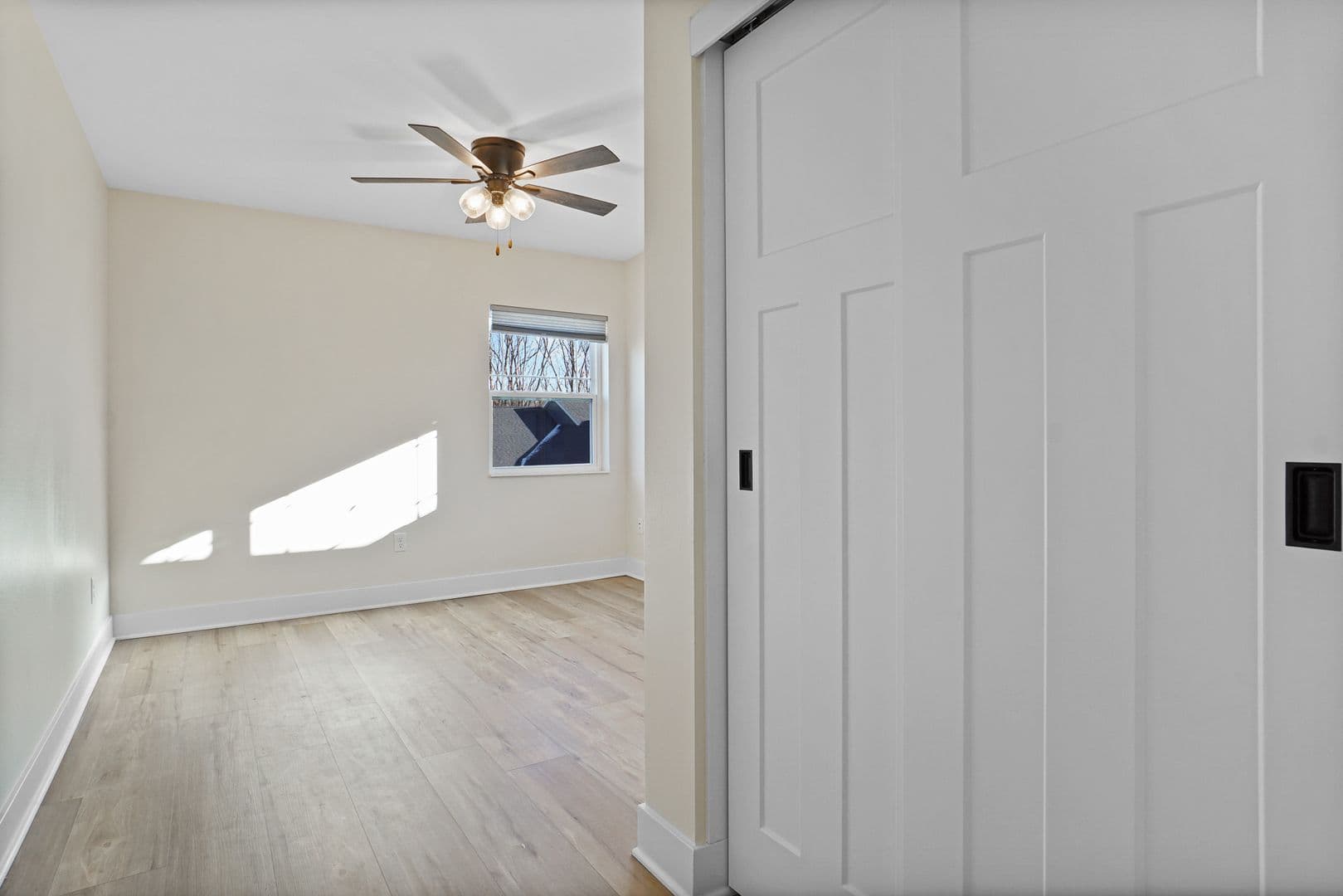 Slinger Apartment: 113 Eiche Dr