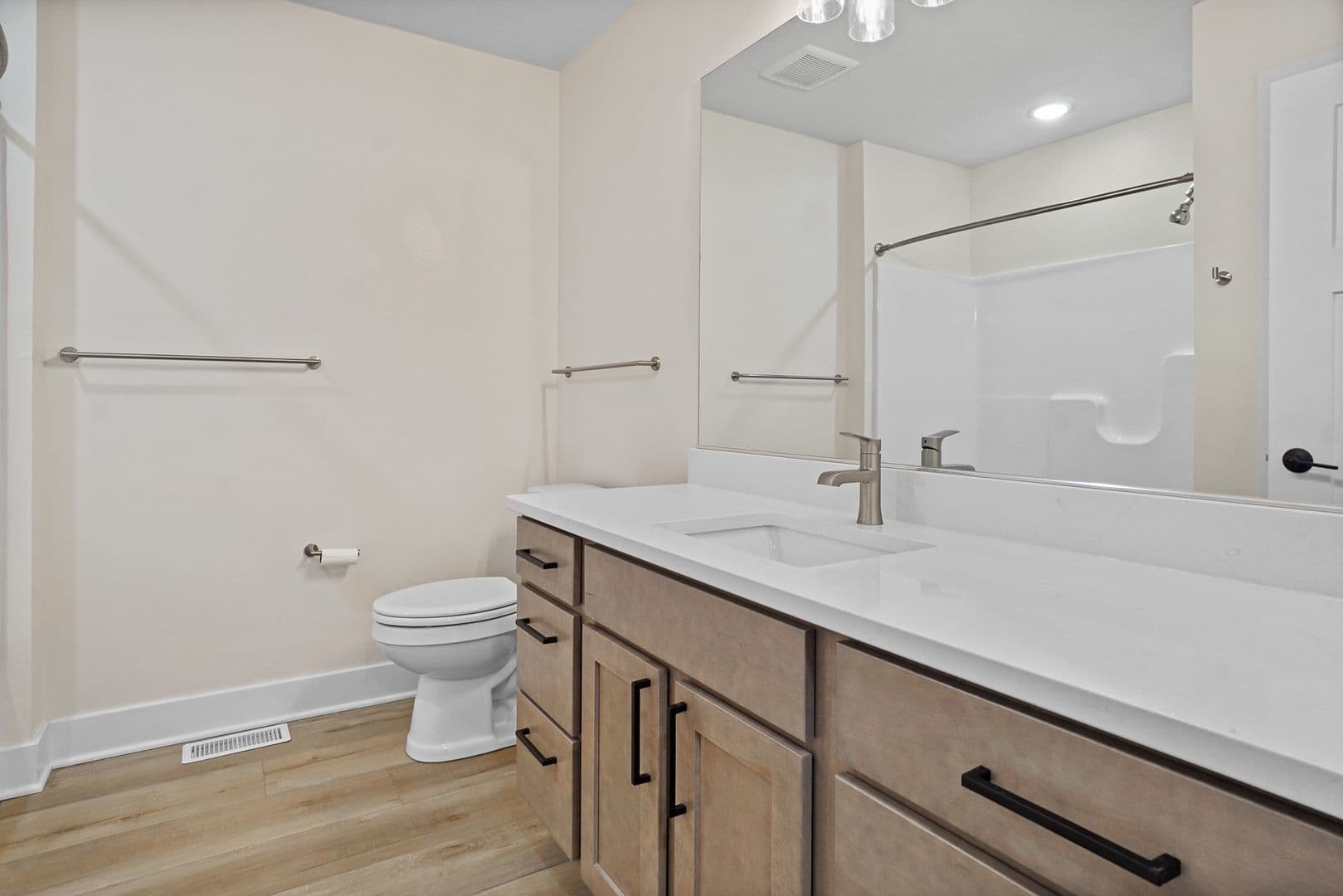 Slinger Apartment: 113 Eiche Dr