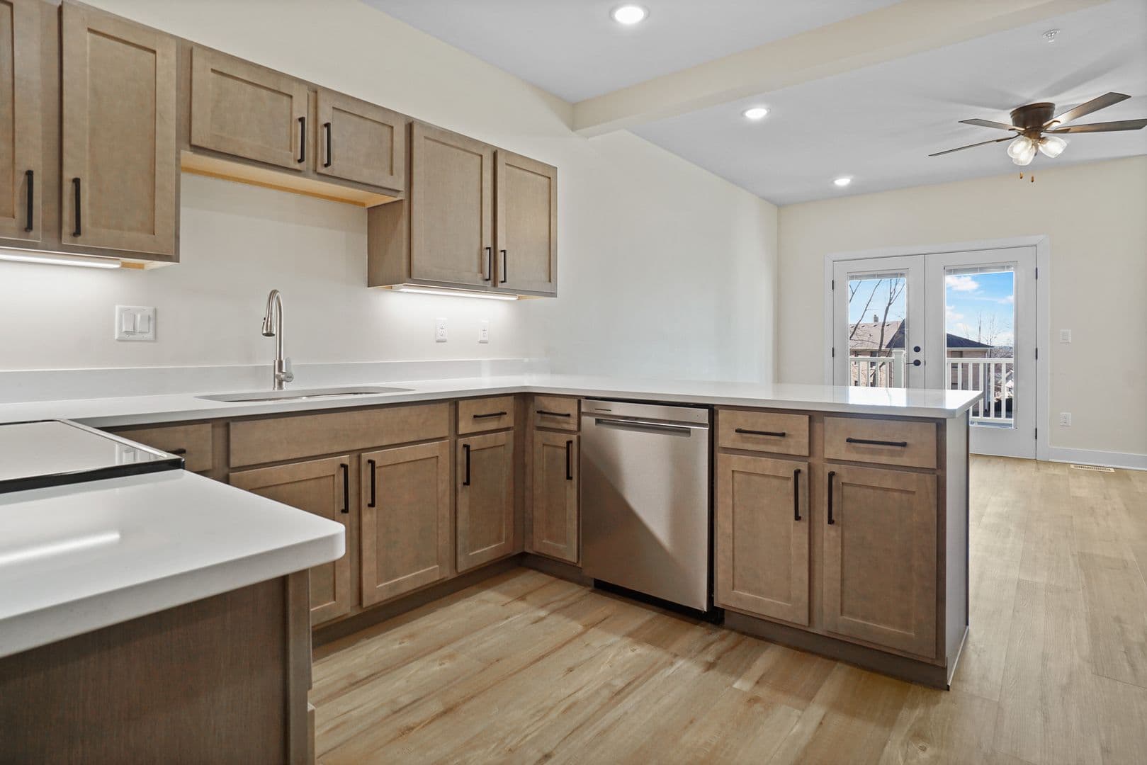 Slinger Apartment: 113 Eiche Dr