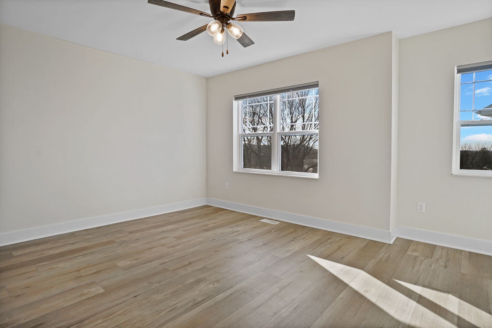 Slinger Apartment: 113 Eiche Dr