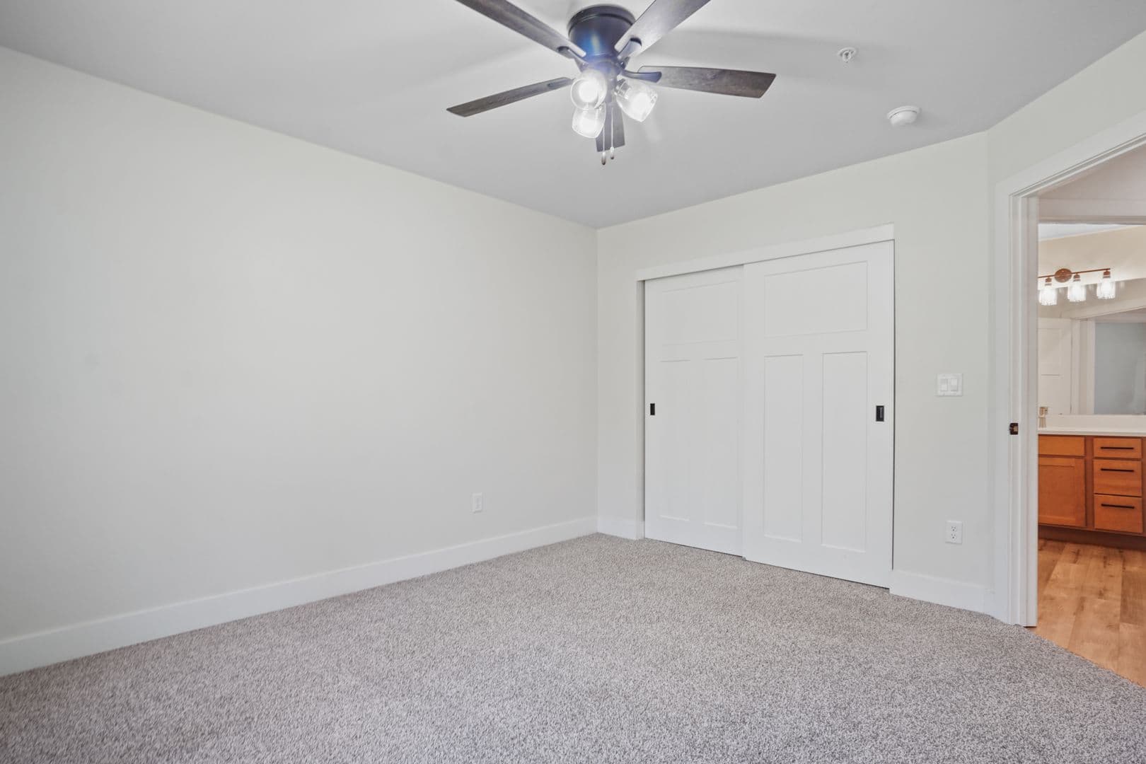 Slinger Apartment: 113 Eiche Dr